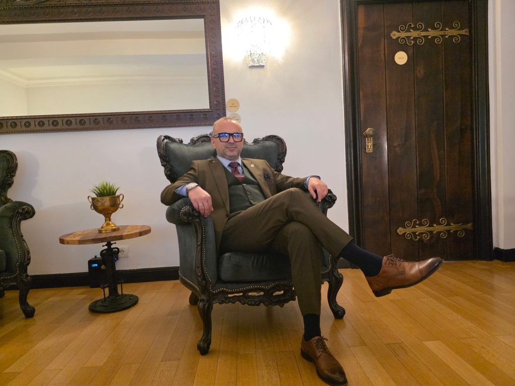 Eduard Petrescu explică de ce steagurile direcționale marca Ekogroup sunt cheia consolidării brandului în teren pentru companiile B2B
