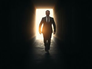 O persoană de afaceri parcurge un drum luminos, evitând erorile.