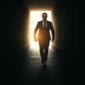 O persoană de afaceri parcurge un drum luminos, evitând erorile.