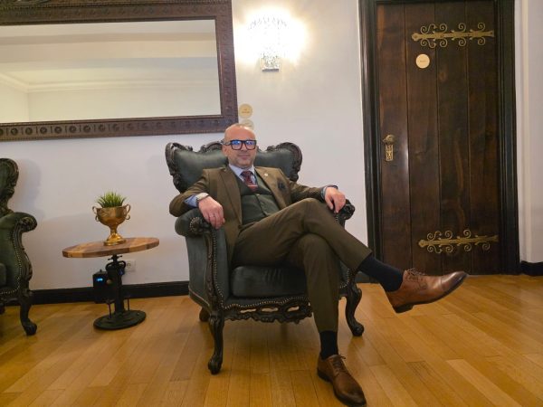 Eduard Petrescu explică de ce steagurile direcționale marca Ekogroup sunt cheia consolidării brandului în teren pentru companiile B2B